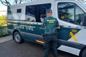 Archivo - Imagen de una furgoneta y un agente de la Guardia Civil.