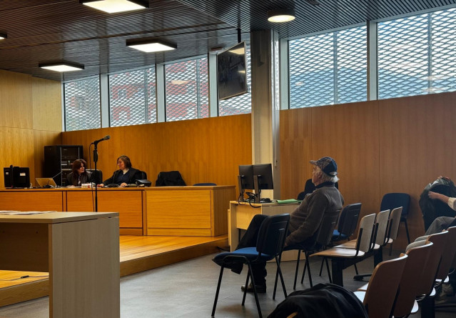 Un septuagenario ha sido condenado por amenazar a tres vecinos con una escopeta y golpear a uno de ellos con una piedra, en el Juzgado de lo Penal nº2 de Ourense