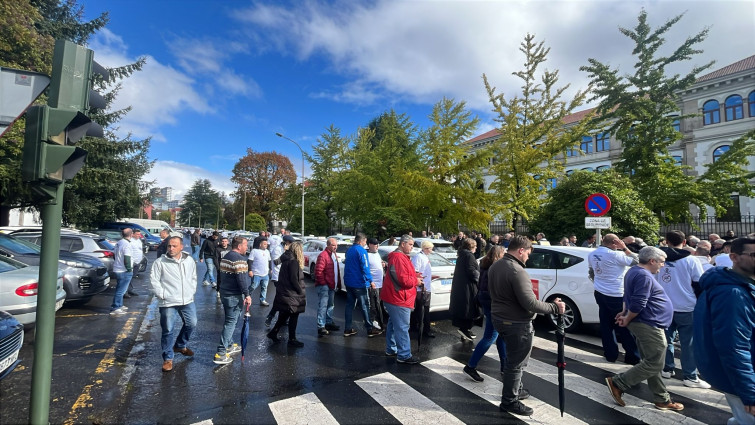Se recrudece la guerra entre taxis y VTC: cientos de taxistas gallegos rodean la Xunta en señal de protesta
