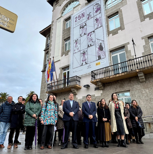 Despliegue de una ilustración en la Delegación del Gobierno con motivo del 25-N