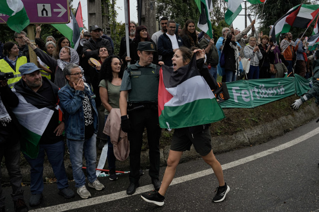 Archivo - Decenas de personas durante una concentración contra la participación de Israel en la Vuelta Ciclista de España, , a 9 de septiembre de 2025, en Pontevedra, Galicia.