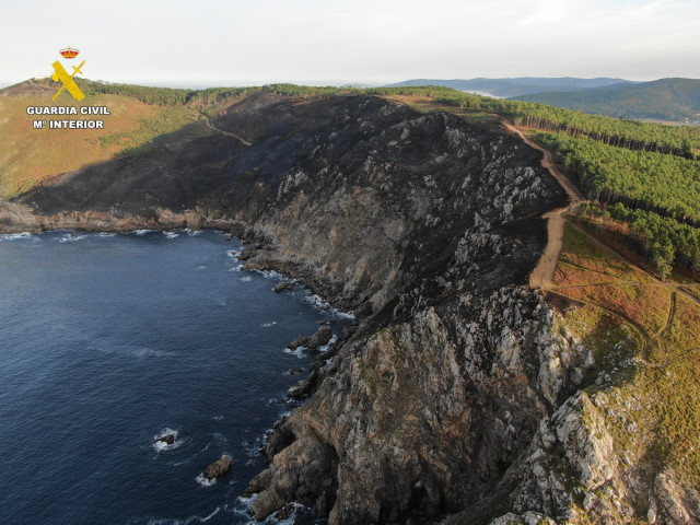 Imagen del terreno afectado por uno de los fuegos por el que fue detenido un vecino de Fisterra