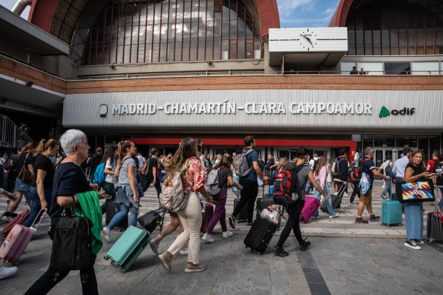 Archivo - Varias personas a las puertas de la estación del tren de Chamartín con motivo de la incidencia producida en un tren Alicante-Madrid Chamartín, en la estación de Chamartín, a 13 de octubre de 2023, en Madrid.