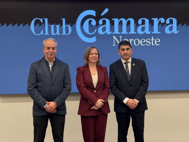 La secretaria de Estado de Comercio del Ministerio de Economía, Amparo López Senovilla, junto al delegado del Gobierno en Galicia, Pedro Blanco, y al presidente de la Cámara de Comercio de A Coruña, Antonio Couceiro, durante un encuentro.