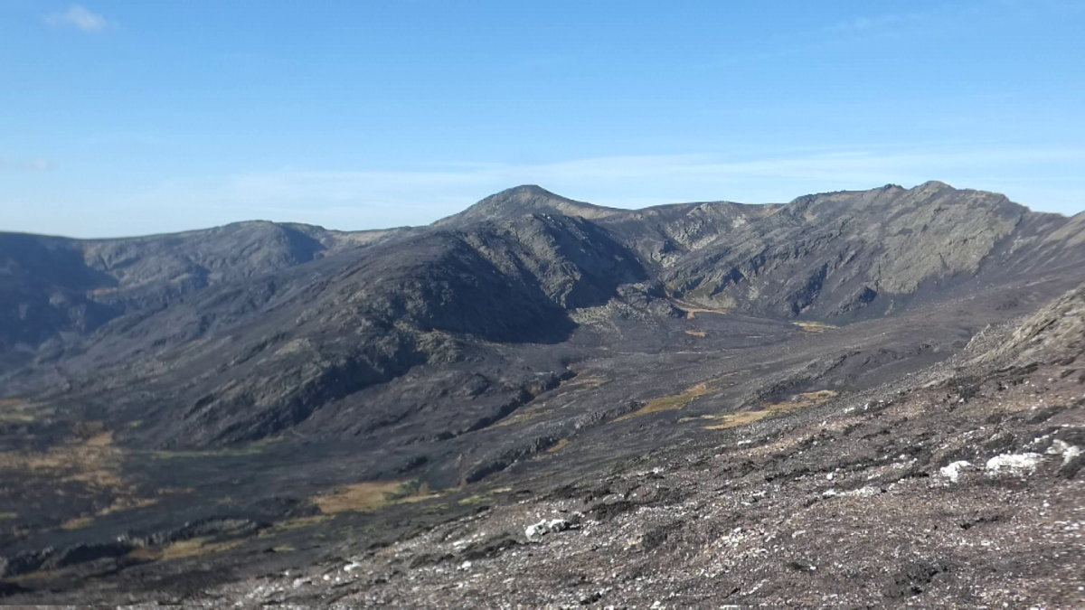 Panorámica de la vertiente este de Trevinca y  Pena Negra, donde nace el río Teira