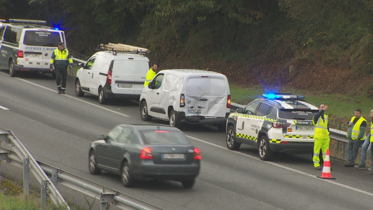 Accidente múltiple en la AP-9 provocado por el lanzamiento de piedras desde un paso elevado en Vilaboa