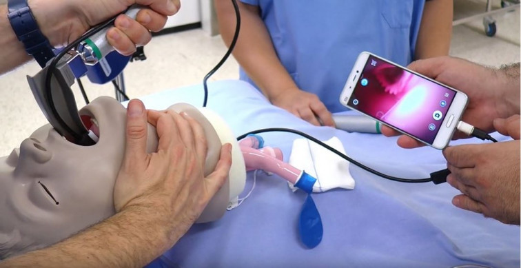 Estudio pionero en Santiago confirma que el videolaringoscopio reduce las complicaciones en intubaciones de quirófano