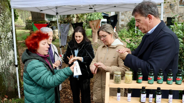 El secretario xeral del PSdeG, José Ramón Gómez Besteiro, visita la cooperativa Milhulloa en Palas de Reis (Lugo)