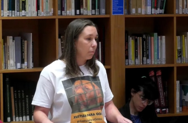 Una voluntaria del Refuxio de Bando (Santiago), Miriam Prieto, interviene en el pleno municipal, a 30 de octubre de 2025.