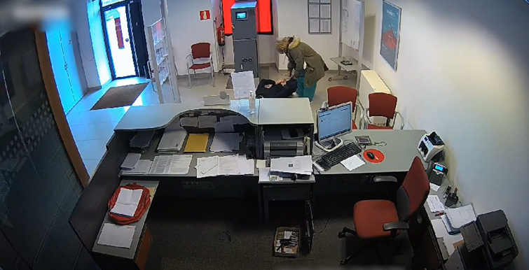 (VÍDEO) Investigado de atracar un banco en Camariñas basa su defensa en una trampa de la IA: 