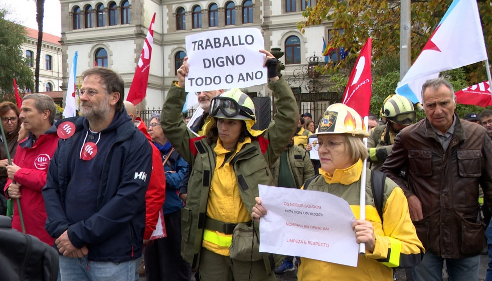 Personal del Servizo de Prevención e Defensa contra Incendios Forestais (SPIF)  en la manifestación de este jueves en Santiago de Compostela.