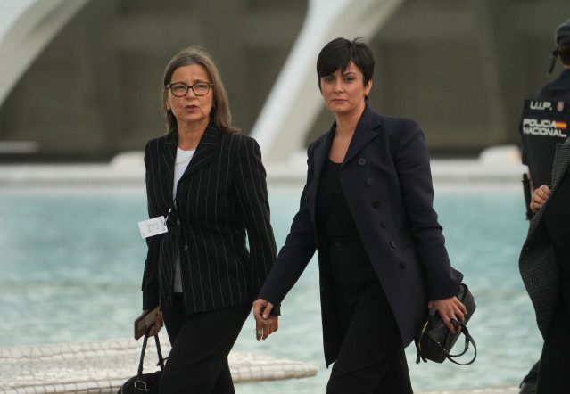 La ministra de Vivienda y Agenda Urbana, Isabel Rodríguez (d), a su llegada al homenaje a las víctimas de la dana, en el Museo de las Ciencias Príncipe Felipe, a 29 de octubre de 2025, en Valencia, Comunidad Valenciana (España). Sus Majestades los Reyes y