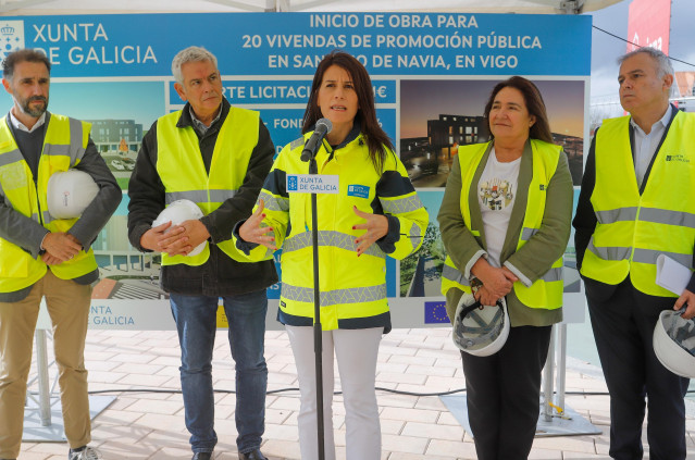 La conselleira María Martínez Allegue visita el inicio de las obras de un nuevo edificio de viviendas en Navia (Vigo).