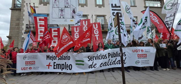 Sindicatos se concentran por unos servicios públicos 