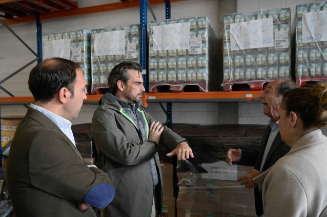 El conselleiro de Presidencia, Diego Calvo, visita el Banco de Alimentos