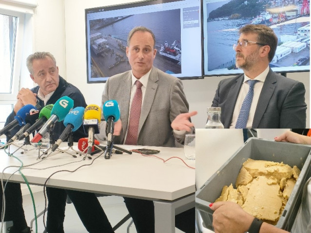 El presidente del Puerto de Vigo, Carlos Botana (c), con el subdirector de Gardacostas, Juan Carlos Codesido (i) y el director del Puerto, Rubén Marín (i). En primer plano una muestra recogida del vertido solidificado.