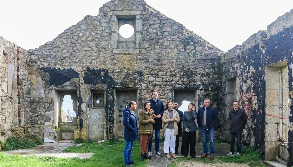 La conselleira de Medio Ambiente e Cambio Climático, Ángeles Vázquez, y su homólogo de Cultura, Lingua e Xuventude, José López Campos, en Ribeira (A Coruña)