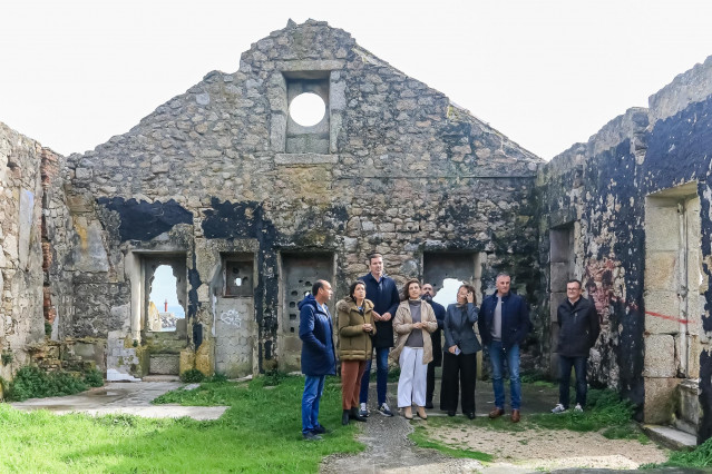 La conselleira de Medio Ambiente e Cambio Climático, Ángeles Vázquez, y su homólogo de Cultura, Lingua e Xuventude, José López Campos, en Ribeira (A Coruña)