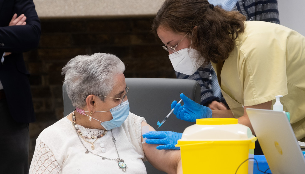 Archivo - Una persona mayor recibiendo una vacuna en una residencia