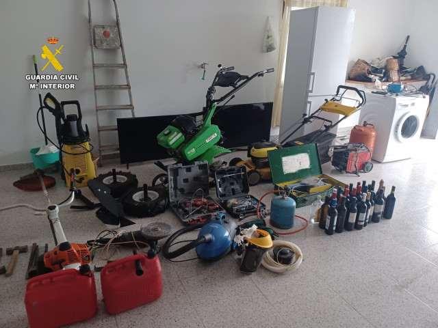 Investigan a un hombre por robar herramientas, maquinaria y otros enseres en una vivienda de Muíños.