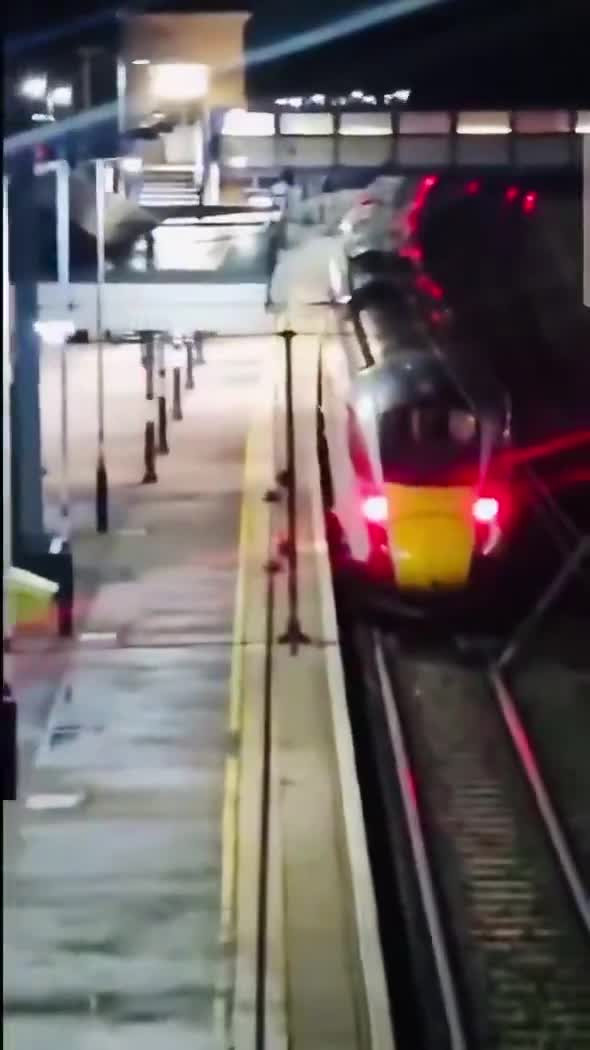 Vídeo | Terror en un tren británico: diez heridos, nueve de ellos en estado crítico, tras un ataque con cuchillo