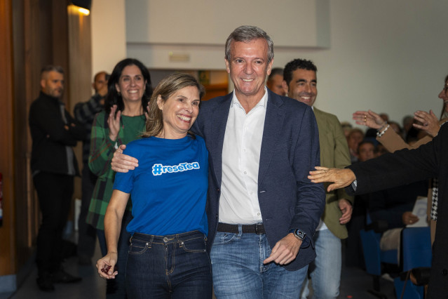 El presidente del PPdeG, Alfonso Rueda, y la presidenta de la formación local en Ponteareas, Nava Castro
