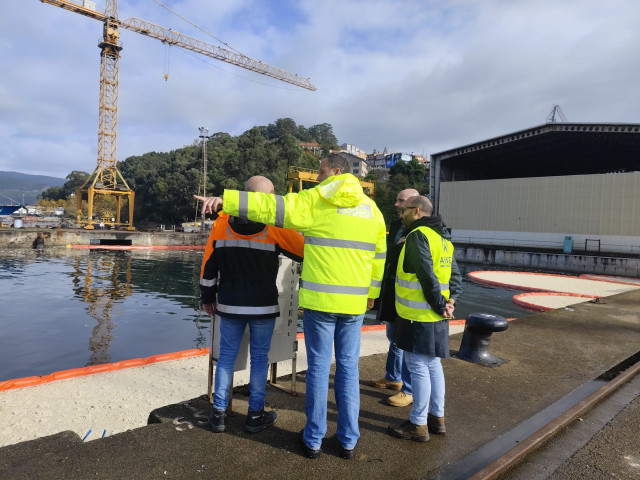 La Autoridad Portuaria de Vigo (APV) trabaja junto a los servicios de la Consellería do Mar y de Medio Ambiente para recoger el vertido de aceite de palma, a 2 de noviembre de 2025.