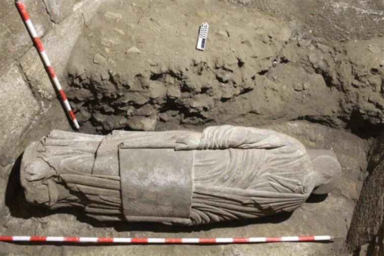​Achan unha escultura da fachada medieval do Pórtico da Gloria