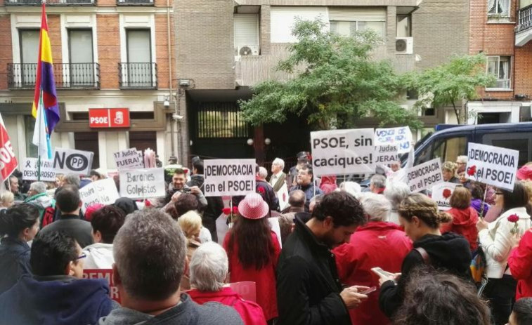 Dúas socialistas galegas levan a Ferraz a 'revolución das rosas'