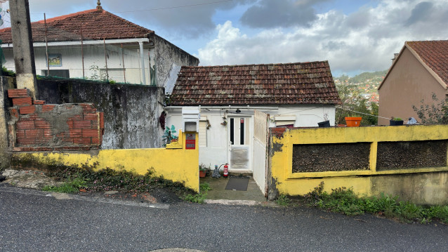 Vecinos de Cabral (Vigo) denuncian problemas de seguridad, salubridad y convivencia por la presencia de un grupo de personas toxicómanas en una vivienda okupada.
