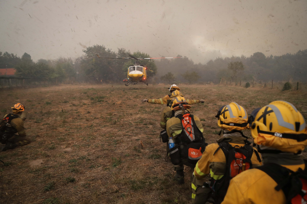 Archivo - Varios bomberos forestales tratan de extinguir el fuego en Lornís, a 18 de septiembre de 2025, en Pantón, Lugo, Galicia (España).