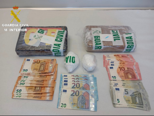 Imagen de la droga y el dinero incautado.