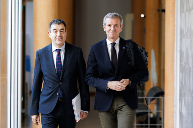 El titular del Ejecutivo gallego, Alfonso Rueda, y el conselleiro de Educación, Ciencia, Universidades e FP, Román Rodríguez