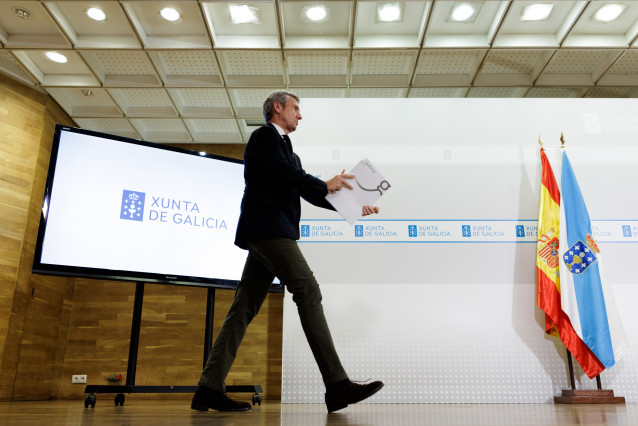 O titular do Executivo galego, Alfonso Rueda, acompañado polo conselleiro de Educación, Ciencia, Universidades e FP, Román Rodríguez, na rolda de prensa posterior á reunión do Consello da Xunta. Salón Grande de San Caetano.