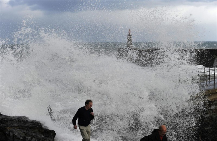 A costa atlántica, en alerta por ondas de ata 5 metros