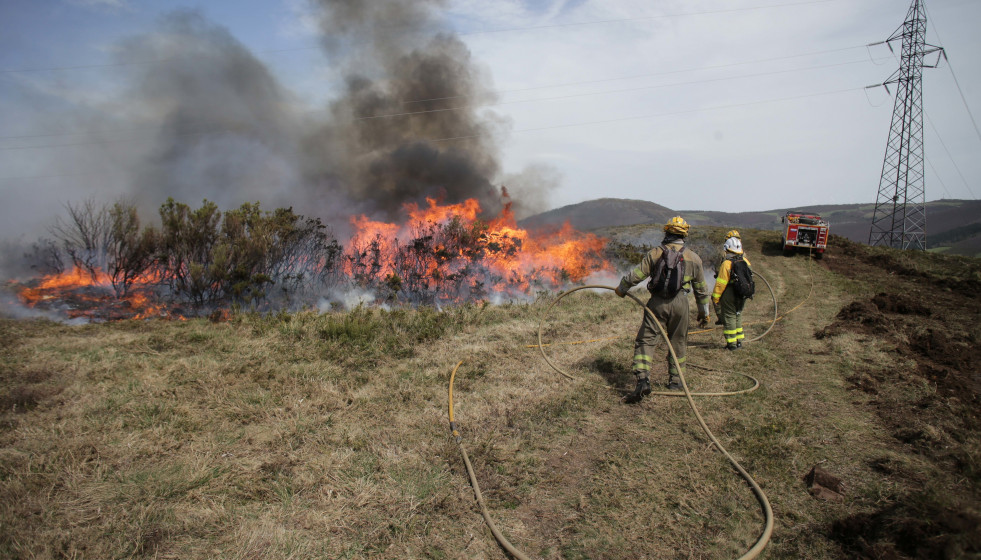 Archivo - Efectivos de la Xunta con base en Becerreá trabajan para extinguir las llamas en un incendio forestal, a 29 de marzo de 2023, en Baleira, Lugo, Galicia (España). El incendio forestal que a