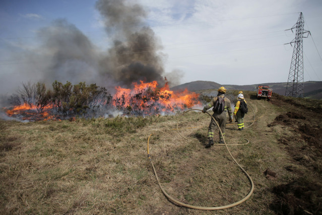 Archivo - Efectivos de la Xunta con base en Becerreá trabajan para extinguir las llamas en un incendio forestal, a 29 de marzo de 2023, en Baleira, Lugo, Galicia (España). El incendio forestal que afecta al ayuntamiento lucense de Baleira ha alcanzado las