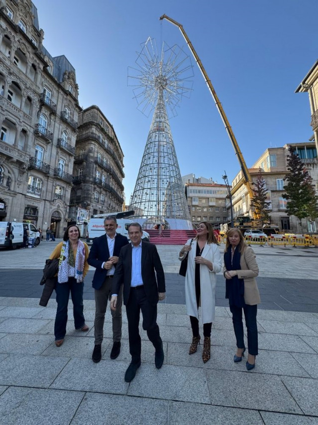 El alcalde de Vigo, Abel Caballero, y varios concejales, ante montaje del gran árbol de Navidad en Porta do Sol.