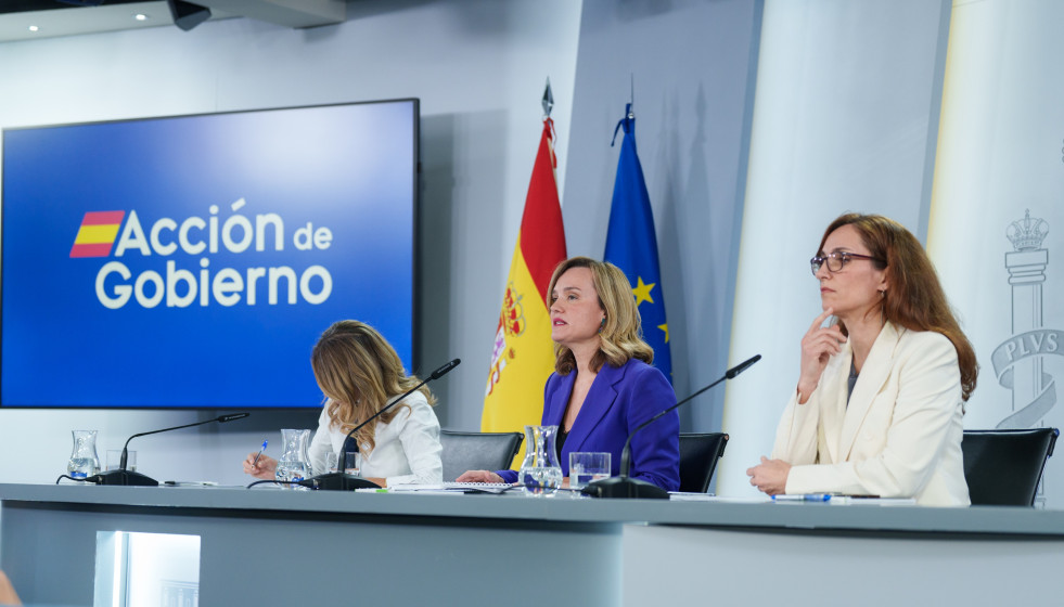 (i-d) La vicepresidenta segunda y ministra de Trabajo, Yolanda Díaz, la ministra de educación, formación profesional y deportes, Pilar Alegría, y la ministra de Sanidad, Mónica García, durante l