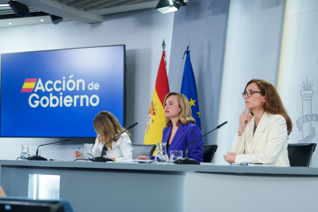 (i-d) La vicepresidenta segunda y ministra de Trabajo, Yolanda Díaz, la ministra de educación, formación profesional y deportes, Pilar Alegría, y la ministra de Sanidad, Mónica García, durante la rueda de prensa posterior al Consejo de Ministros.