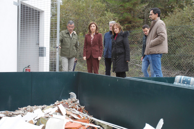 La conselleira de Medio Ambiente e Cambio Climático, Ángeles Vázquez, visita el punto limpio de Sober