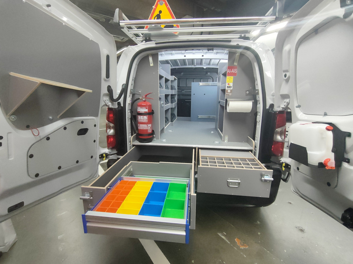 Furgoneta personalizada en el taller CustomFit de la planta de Stellantis Vigo.