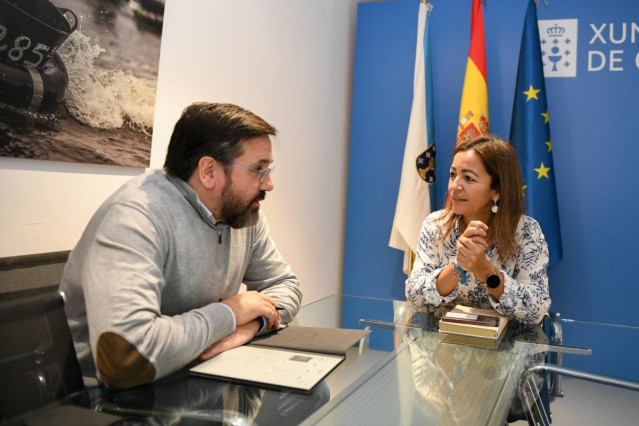 La conselleira do Mar, Marta Villaverde, en una reunión con el secretario general de la DOP Mexillón de Galicia, Joaquín Garrido,