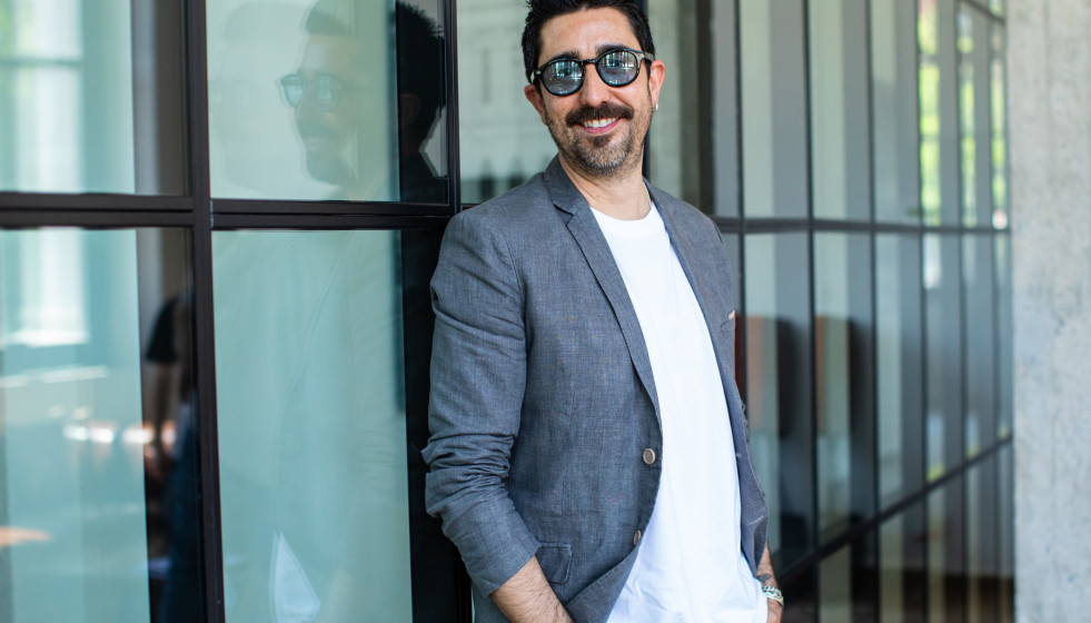 Archivo - El cantante vasco Álex Ubago durante una entrevista con Europa Press, en la Cuesta de San Vicente, a 11 de mayo de 2022, en Madrid (España). El cantautor de música pop está a punto de la