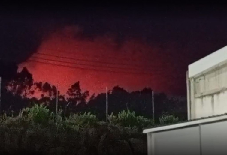40 desalojados por incendio forestal en Río Covo, San Cibrao, Lugo, pese al temporal de lluvias