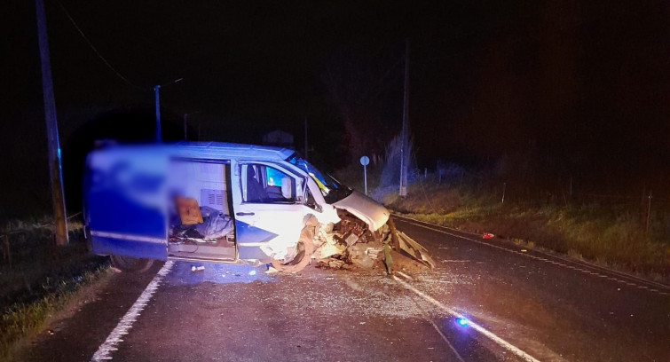 Se estrella contra un poste, lo derriba, destroza la furgoneta y la deja abandonada en Pedroso, Narón