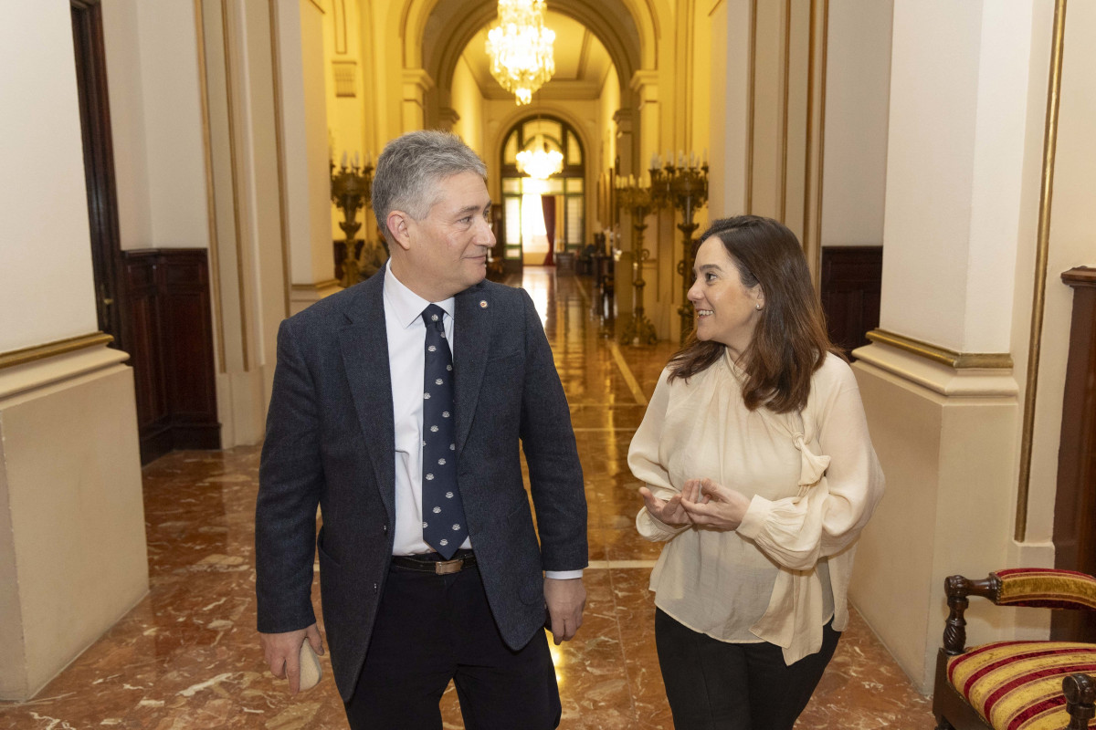 Archivo - La alcaldesa de A Coruña, Inés Rey, junto al rector de la UDC, Ricardo Cao