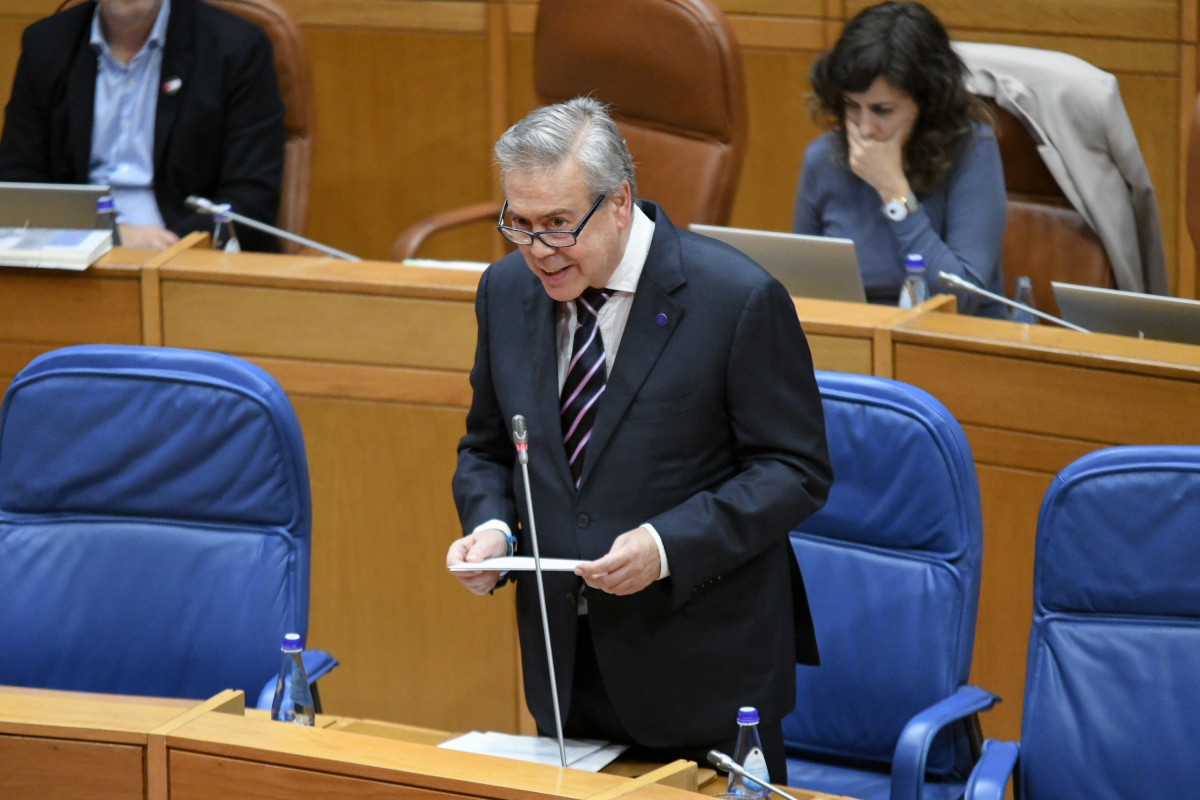 El conselleiro de Sanidade, Antonio Gómez Caamaño, responde a las preguntas de los diputados de la oposición en el Pleno del Parlamento, a 5 de noviembre de 2025.