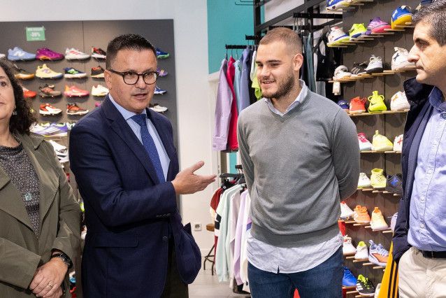 El conselleiro de Emprego, Comercio e Emigración, José González, visita dos establecimientos por el comienzo de la 2ª edición de 2025 de los bonos Activa Comercio