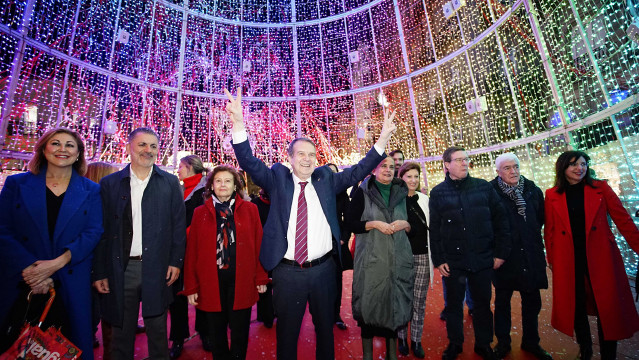 Archivo - El alcalde de Vigo, Abel Caballero, junto al Equipo de Gobierno durante el encendido de las luces de Navidad 2022, a 15 de noviembre de 2022.